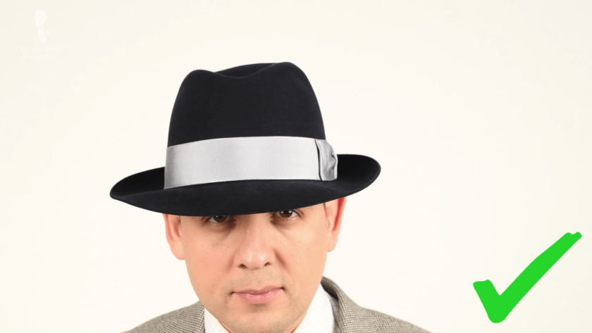 Contrasting hat band color to look less taller